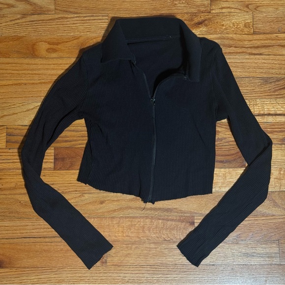 Chic Black Ribbed Crop Top - Picture 3 of 5